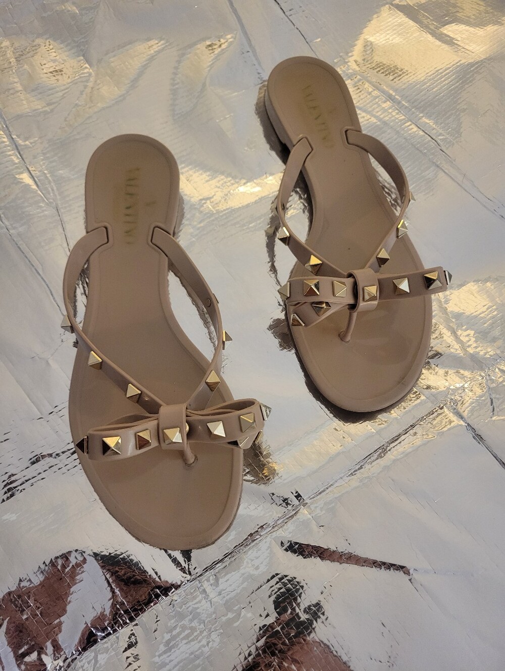 Valentino Garavani Rockstud Bow Thong Sandals in Beige - Picture 7 of 10